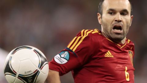El centrocampista español Andrés Iniesta lució insuperable en esta Eurocopa. En la imagen de archivo, agresivo frente a Portugal.