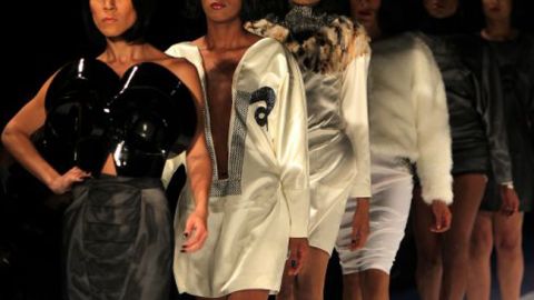 Modelos transgeneristas lucen creaciones del diseñador Salim Kadamania durante el desfile "Bogotrans".