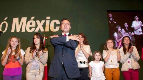 Enrique Peña Nieto al comenzar a celebrar la victoria anoche, mientras en la parte de atrás se observa a su esposa, la actriz Angélica "La Gaviota" Rivera y sus hijas.