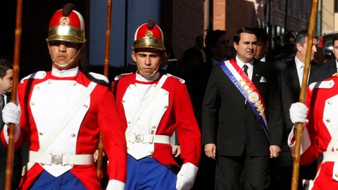 El presidente, Federico Franco es escoltado a su salida de la sede del Congreso.