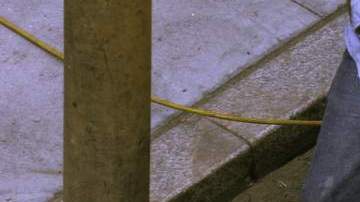 Trabajadores de Con Edison intentaban restaurar el servicio de energía eléctrica  el viernes en Manhattan, Nueva York.