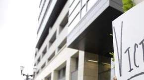 John Boyle, de Seattle, sostiene un cartel durante una manifestación el para celebrar la reforma de salud.