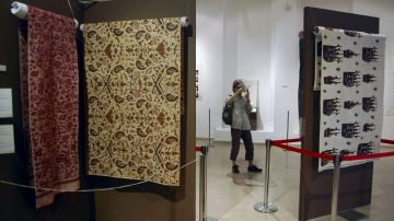Vista de la exposición de la colección de batiks recopilada por la madre de Barack Obama, Ann Dunham.