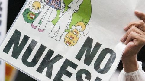 Manifestantes protestan contra la energía nuclear en Tokio, Japón.