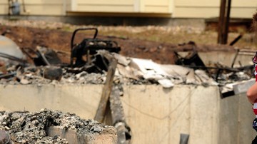 Melissa Mgana, con su hija, y lo que fuera su hogar en Colorado.