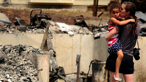 Melissa Mgana, con su hija, y lo que fuera su hogar en Colorado.