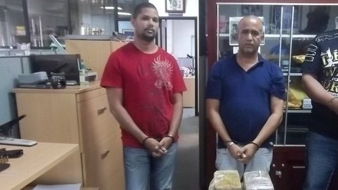 Los tres presuntos narcotraficantes detenidos y los elementos decomisados.