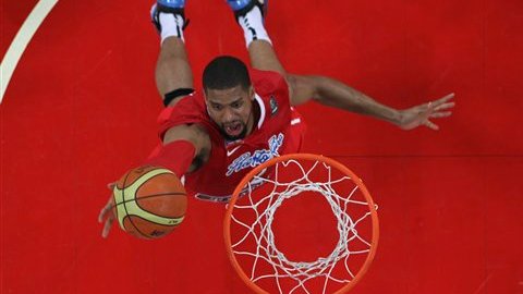 Nathan Peavy encesta clavando frente a los asiáticos.
