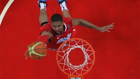 Nathan Peavy encesta clavando frente a los asiáticos.