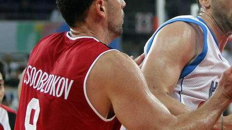 El griego Dimitrios Mavroeidis (derecha) controla el balón, defendido por Enver Soobzokhov, de Jordania, en la acción de ayer del Preolímpico de baloncesto masculino de Caracas, un torneo    que otorga tres plazas a las Olimpiadas de Londres 2012.