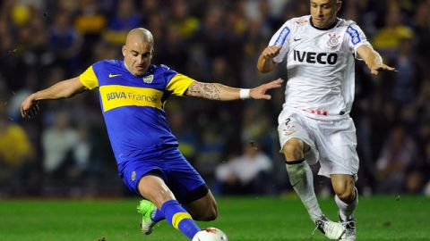 El  delantero de  Boca Juniors, el uruguayo Santiago Silva (izq.) es marcado por  Alessandro, del Corinthians, en el juego de ida de la final de la Copa Libertadores.