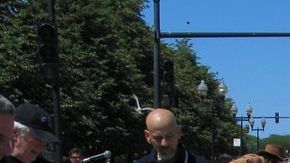 La exhibición de arte BIGart, en Navy Pier, incluye un tatuaje en la calle, frente a la atracción turística.