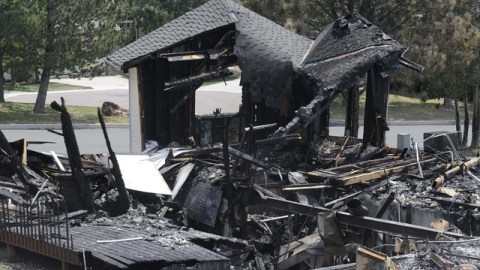 Restos de casa destruida por el fuego en el estado de Colorado.