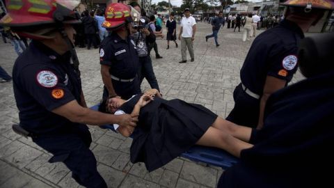 Una estudiante es transportada por rescatistas  después de disturbios en Ciudad de Guatemala que dejaron más de 50 personas lesionadas, algunas de gravedad.