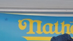 Este año, Stephanie Torres, espera batir su récord de 28.5 hot dogs  de 2011.