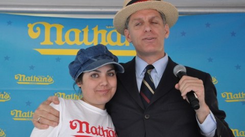 Este año, Stephanie Torres, espera batir su récord de 28.5 hot dogs de 2011.