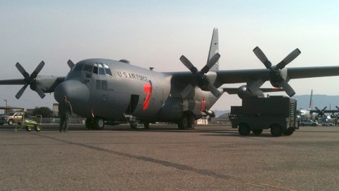 Autoridades dijeron que un avion C-130 MAFFS se habIa estrellado mientras combatía el incendio forestal en Dakota del Sur.