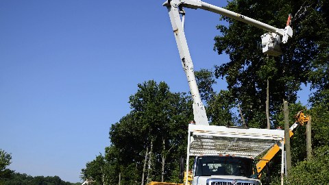 Empleados de electricidad trabajan restaurando los cables  en Springfield, Virginia.