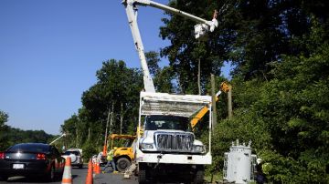 Empleados de electricidad trabajan restaurando los cables  en Springfield, Virginia.