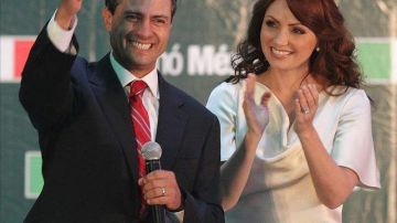 El candidato presidencial por el PRI, Enrique Peña Nieto, festeja junto a su esposa Angélica Rivera.