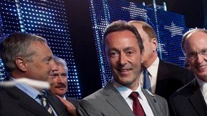 La empresa estará ubicada en Alabama y generará unos 2,700 empleos. Ejecutivos de la compañía durante el anuncio.