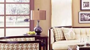 De vez en cuando supervise sus muebles y sobretodo pisos de polillas uno de los problemas de la madera en su hogar.