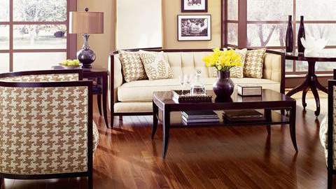 De vez en cuando supervise sus muebles y sobretodo pisos de polillas uno de los problemas de la madera en su hogar.