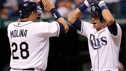 Sean Rodríguez de Tampa es felicitado por su vuelacercas.