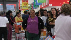 Cientos de personas abarrotaron comercios en el Distrito Federal para cambiar las tarjetas que les regalaron a cambio de  votar por el PRI.