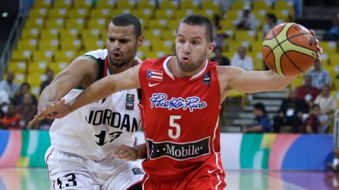 El internacional boricua José Barea (der.) domina el balón ante el jordano  Mousa Alawadi durante el Preolímpico que se juega actualmente en Venezuela.