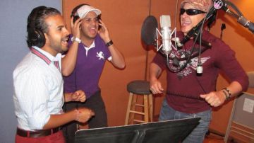 Elvis Crespo con los integrantes de NG2 durante la grabación.