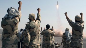 Miembros dl Cuerpo de Guardianes de la Revolución de Irán celebran el lanzamiento de misiles de largo  alcance sobre bases cláves en la región.