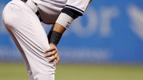 Robinson Canó se lamenta tras una mala jugada en el primer inning.