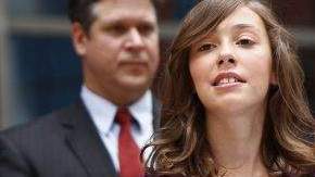 Abby Goldberg,  residente de Grayslake, Illinois, habla en una conferencia de prensa en Chicago, pidiendo vetar un proyecto de ley de reciclaje de bolsas plásticas contrario a intereses locales.