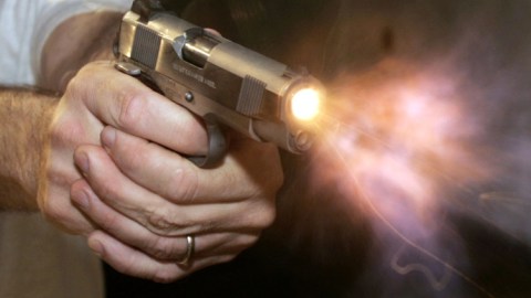 La víctima, de la que sólo se informó que tenía 19 años, se encontraba hablando con un amigo frente al inmueble cuando un hombre llegó de repente y le disparó en dos ocasiones.