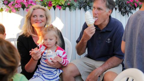 El candidato presidencial republicano Mitt Romney con su esposa Ann.