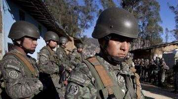 Militares del Ejército peruano resguardan un sector de Celedín, en el departamento de Cajamarca, sierra norte de Perú.