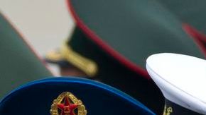 Soldados chinos esperan al presidente Raúl Castro.