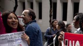 Tras las elecciones del domingo las protestas  en contra de los resultados no se han hecho esperar. Manifestantes en el D.F. marcharon pidiendo un conteo de votos. Abajo, en el Zócalo manifestantes a favor de AMLO recogen pruebas.