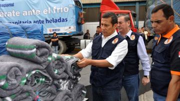 Ollanta Humala (c), supervisando el envío de ayuda humanitaria para las zonas altoandinas afectadas por heladas.