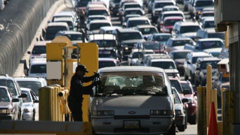 Un funcionario de EEUU revisa un vehículo en el Puente de las Américas, en El Paso, Texas.