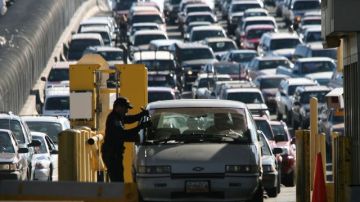 Un funcionario de EEUU revisa un vehículo en el Puente de las Américas, en El Paso, Texas.