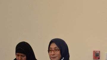 Rocío Zambrano Rubio (2 dcha.), que  ha aceptado la fe del islam como su única religión y con ello adquirió una nueva identidad, la de latina musulmana.