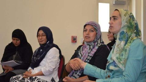 Rocío Zambrano Rubio (2 dcha.), que ha aceptado la fe del islam como su única religión y con ello adquirió una nueva identidad, la de latina musulmana.