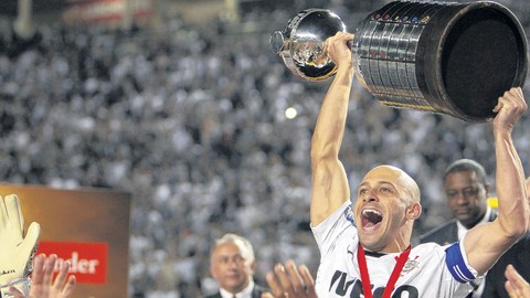 El capitán del Corinthians Alessandro  levanta jubiloso el trofeo de campeón al final del partido en el que los brasileños vencieron a los 'xeneizes'.