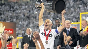 El capitán del Corinthians Alessandro  levanta jubiloso el trofeo de campeón al final del partido en el que los brasileños vencieron a los 'xeneizes'.