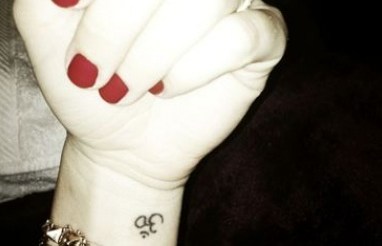 La actriz y cantante Miley Cyrus mostró en Twitter su nuevo tatuaje ubicado en la muñeca izquierda.