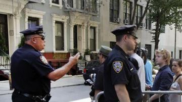 La Policía ofrece vigilancia frente al apartamento de Katie Holmes, en Nueva York, donde tanto periodistas como neoyorquinos y turistas pasan el día esperando ver a la actriz junto a su hija Suri.