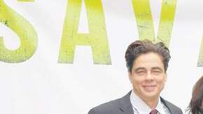 Sandra Echeverría (de blanco) junto a Benicio del Toro, Salma Hayek y Demián Bichir, reunidos en el filme 'Savages'.