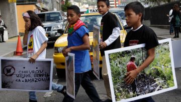 Niños de la amazonía ecuatoriana llegan a Quito el pasado 31 de mayo para protestar contra Chevron.